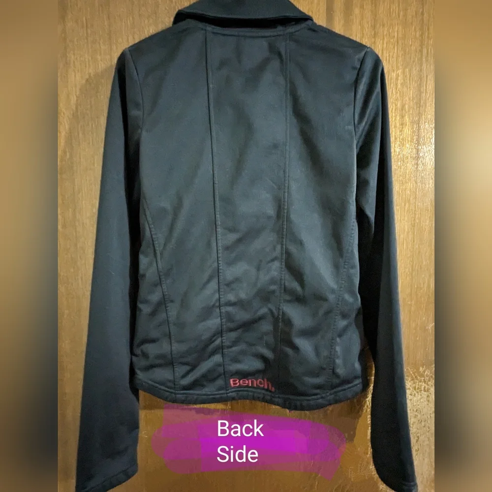Size small, BENCH long sleeve zip up sweater/jacket in black w/BENCH red logo - Picture 7 of 11